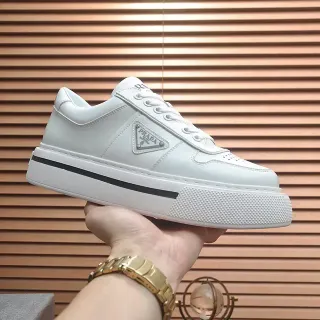 Prada Sneakers Lifestyle en Cuir Blanc et Noir Semelle Plateforme