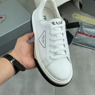 Prada Sneakers Blanc et Noir Cuir Supérieur Semelle Contraste Lifestyle