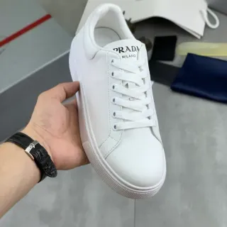Sneakers Lifestyle Prada Minimalistes Blancs en Cuir Lisse