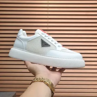 Prada Sneakers Lifestyle Blancs et Rouges en Cuir et Maille Semelle Plateforme Épaisse Texturée