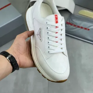Prada Sneakers Lifestyle Blancs et Rouges avec Tige Matelassée Plaque Logo Triangulaire Métallique