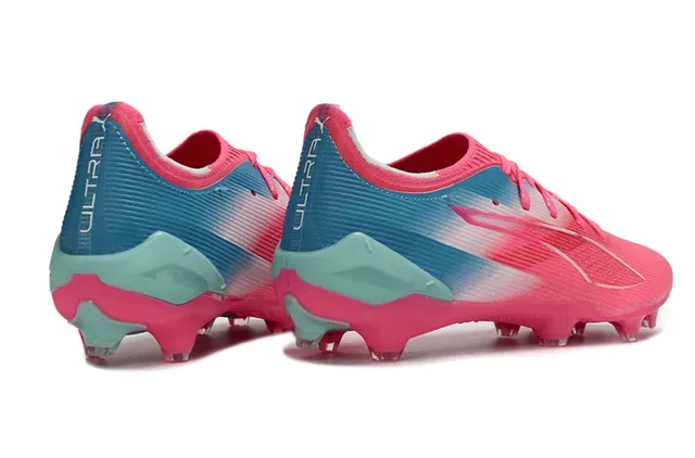 Puma Chaussures de football à empeigne basse en tricot color blocking gradient rose bleu surface terrain ferme 5