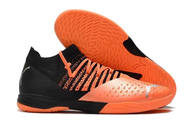 Puma Tênis de futebol indoor com upper de knit branco e laranja, overlays listrados bege 2