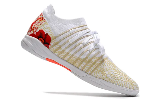 Puma Tênis de futebol indoor com upper de knit branco e laranja, overlays listrados bege 16