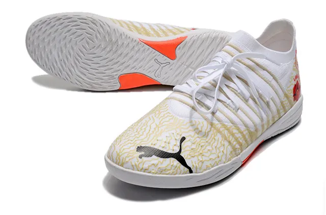 Puma Tênis de futebol indoor com upper de knit branco e laranja, overlays listrados bege 19