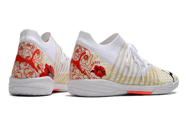 Puma Tênis de futebol indoor com upper de knit branco e laranja, overlays listrados bege 20