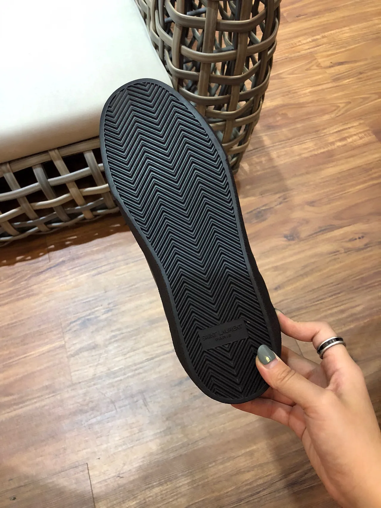 Saint Laurent Sneakers cuir noir minimalistes avec branding embossé pour lifestyle 2