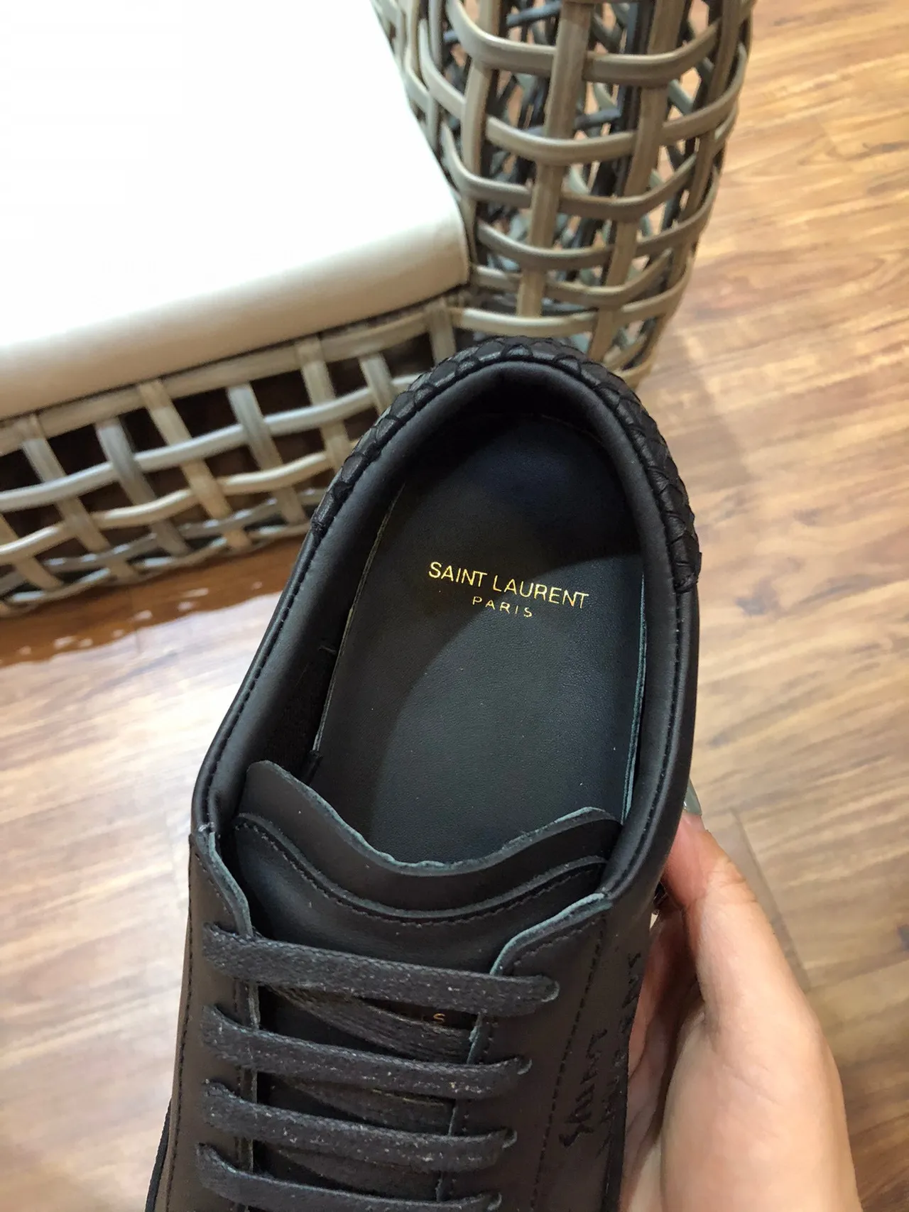 Saint Laurent Sneakers cuir noir minimalistes avec branding embossé pour lifestyle 3