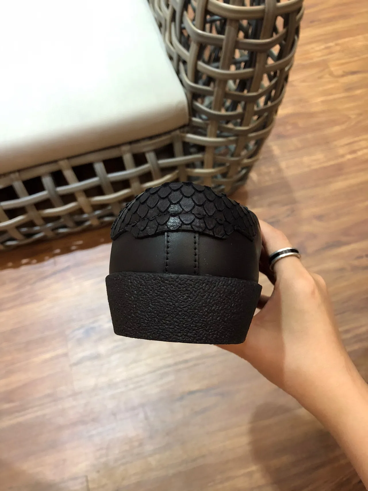 Saint Laurent Sneakers cuir noir minimalistes avec branding embossé pour lifestyle 4