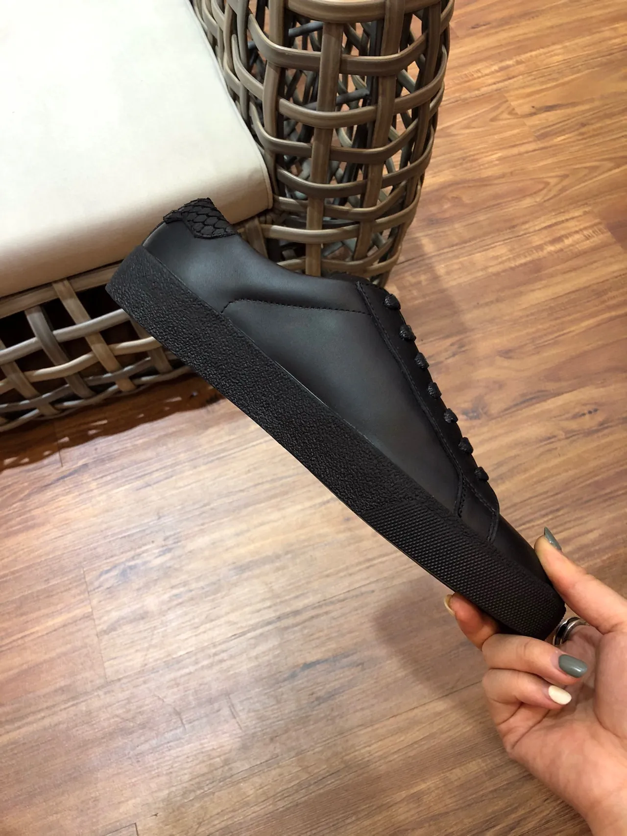 Saint Laurent Sneakers cuir noir minimalistes avec branding embossé pour lifestyle 5