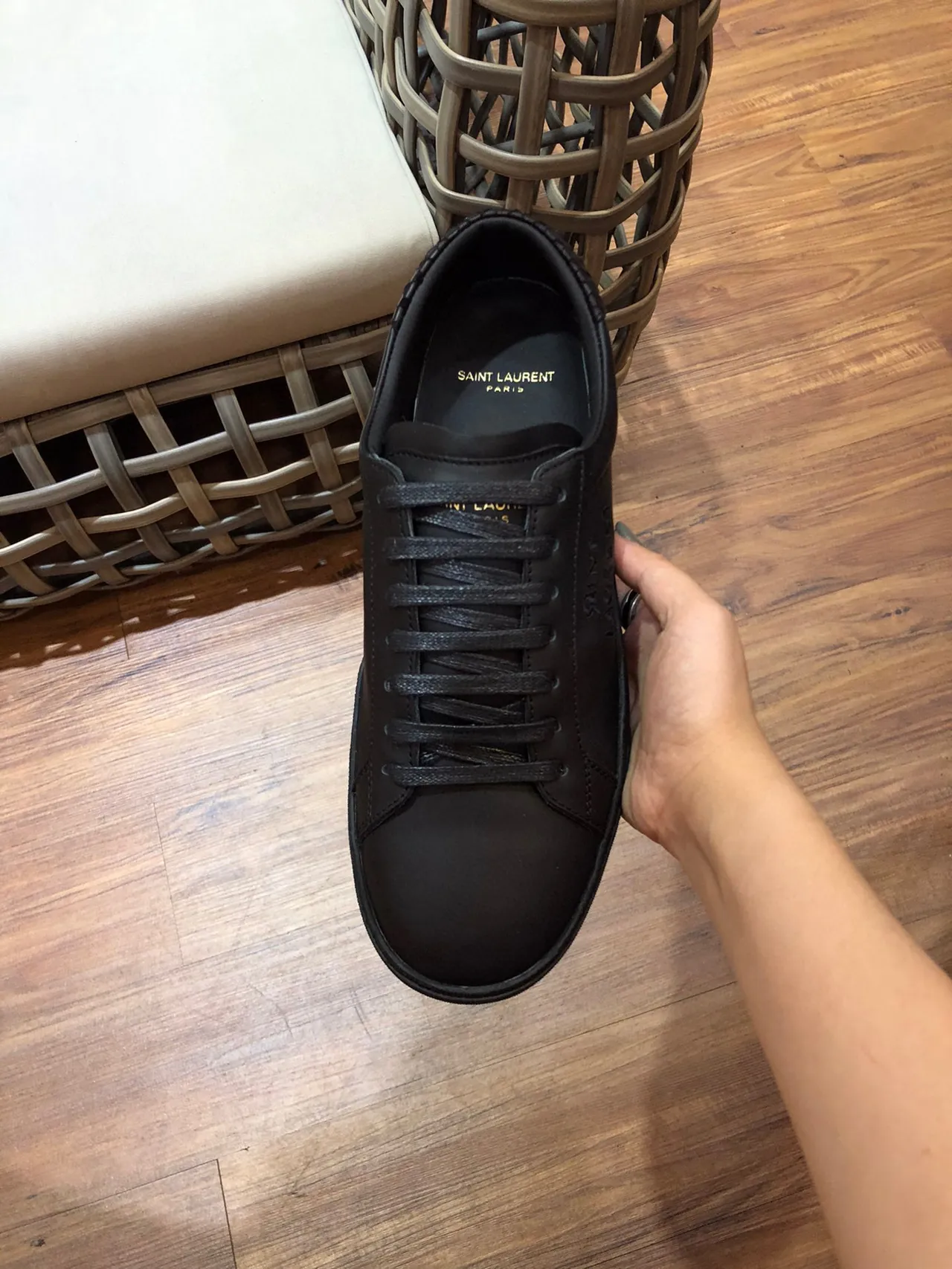 Saint Laurent Sneakers cuir noir minimalistes avec branding embossé pour lifestyle 6