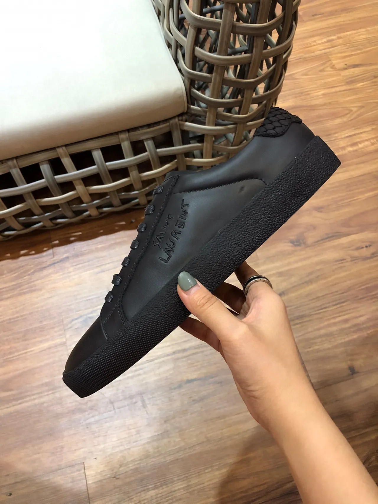 Saint Laurent Sneakers cuir noir minimalistes avec branding embossé pour lifestyle 7