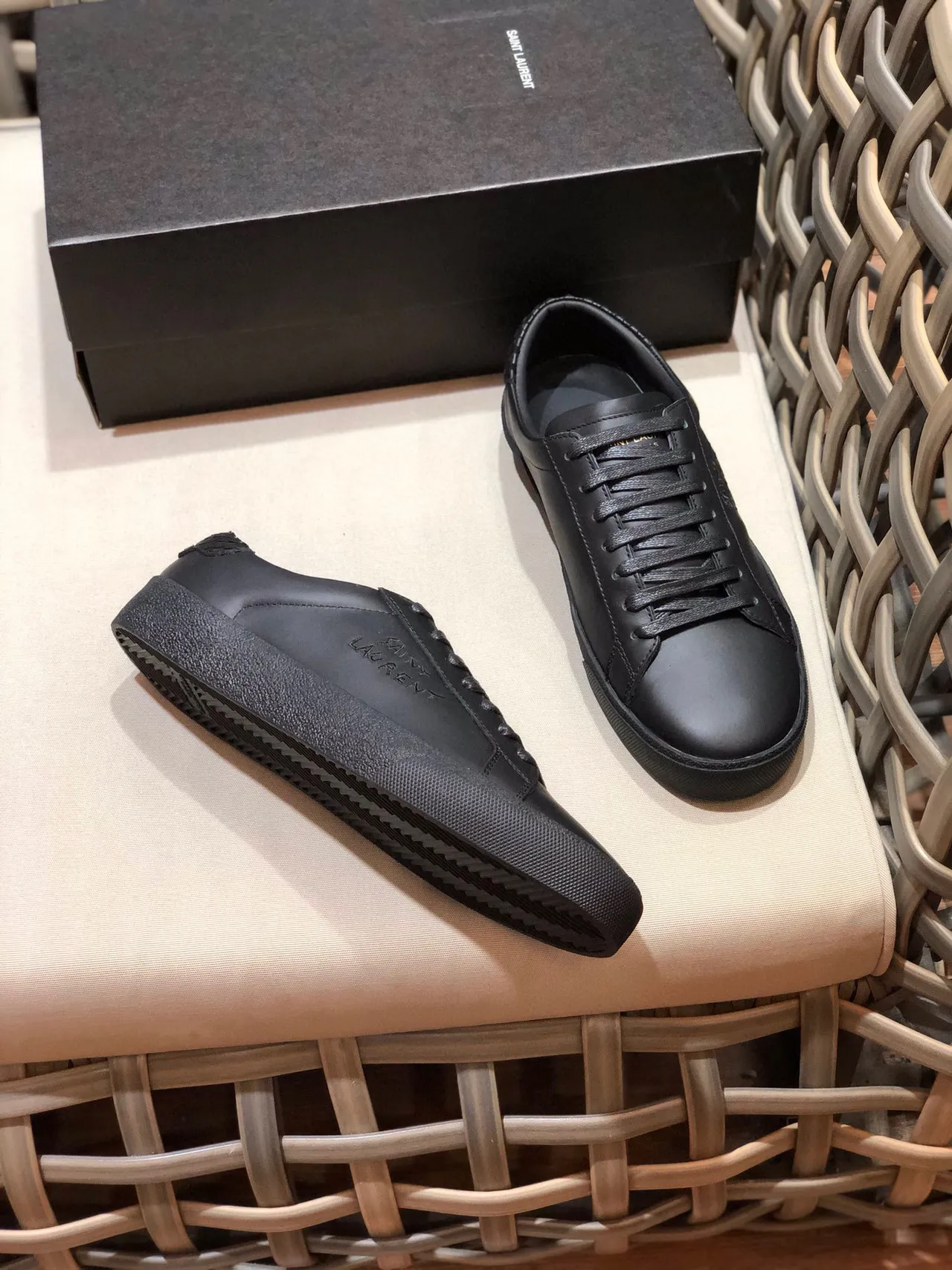 Saint Laurent Sneakers cuir noir minimalistes avec branding embossé pour lifestyle 8