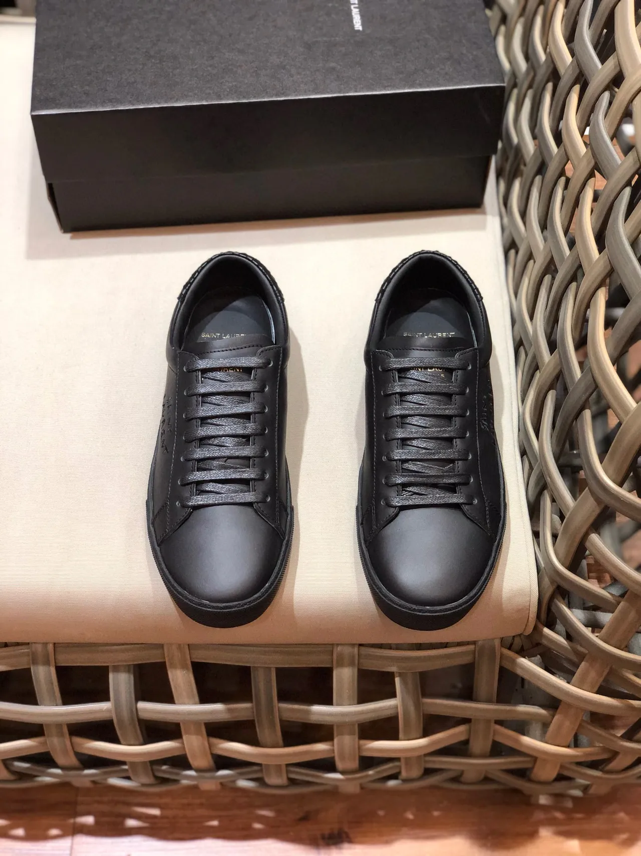 Saint Laurent Sneakers cuir noir minimalistes avec branding embossé pour lifestyle 9