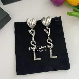 أقراط معلقة من سانت لوران بتصميم قلب مرصع بالكريستال ومونوغرام YSL