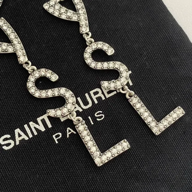 أقراط معلقة من سانت لوران بتصميم قلب مرصع بالكريستال ومونوغرام YSL 6