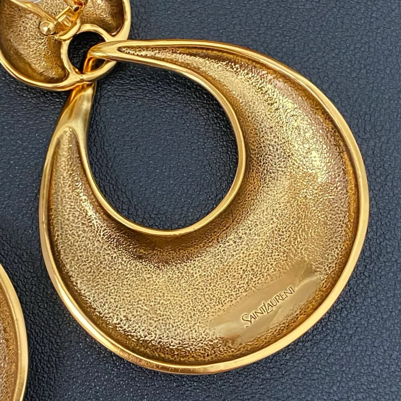 Saint Laurent Boucles d'oreilles créoles dorées sculpturales en forme de larme 4