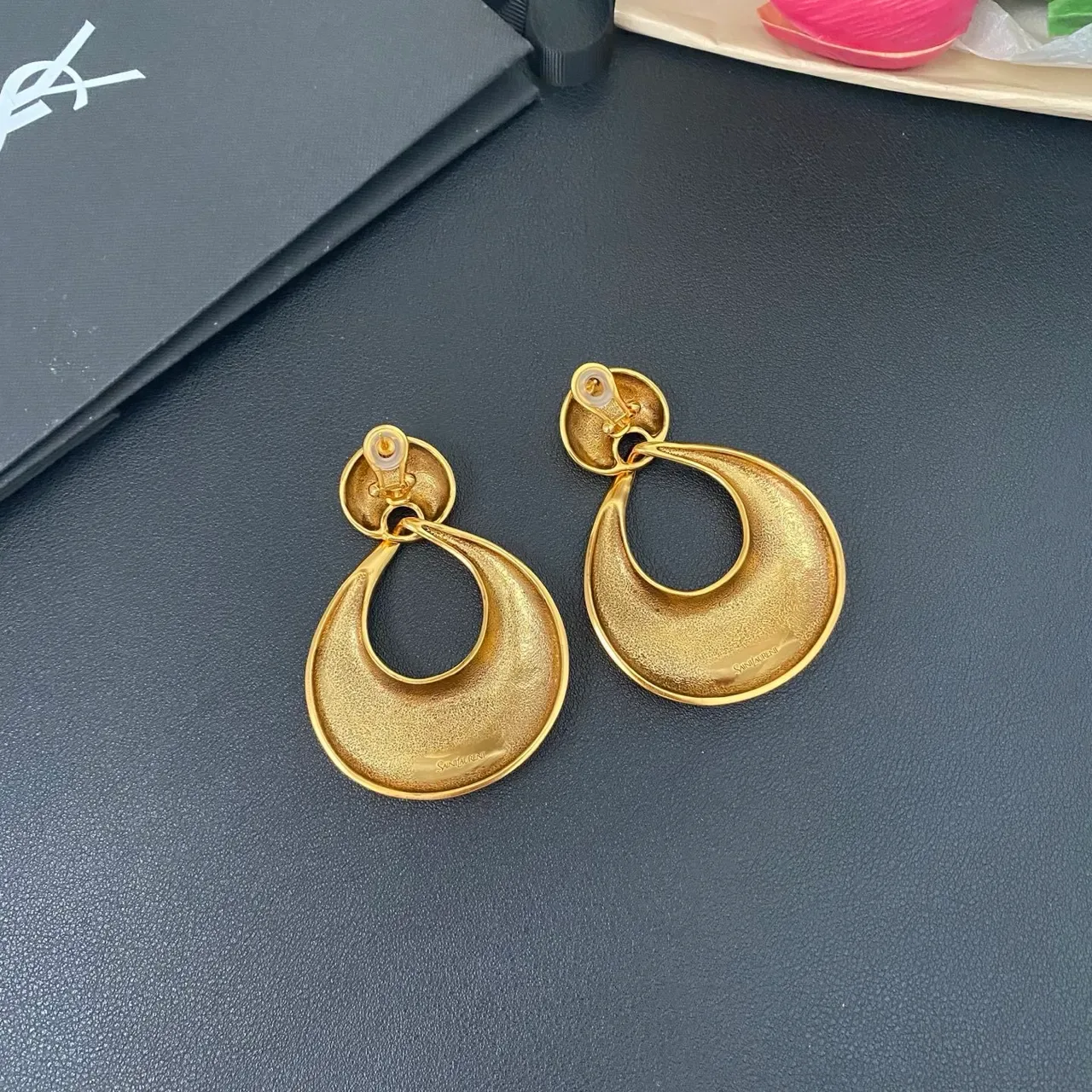 Saint Laurent Boucles d'oreilles créoles dorées sculpturales en forme de larme 5