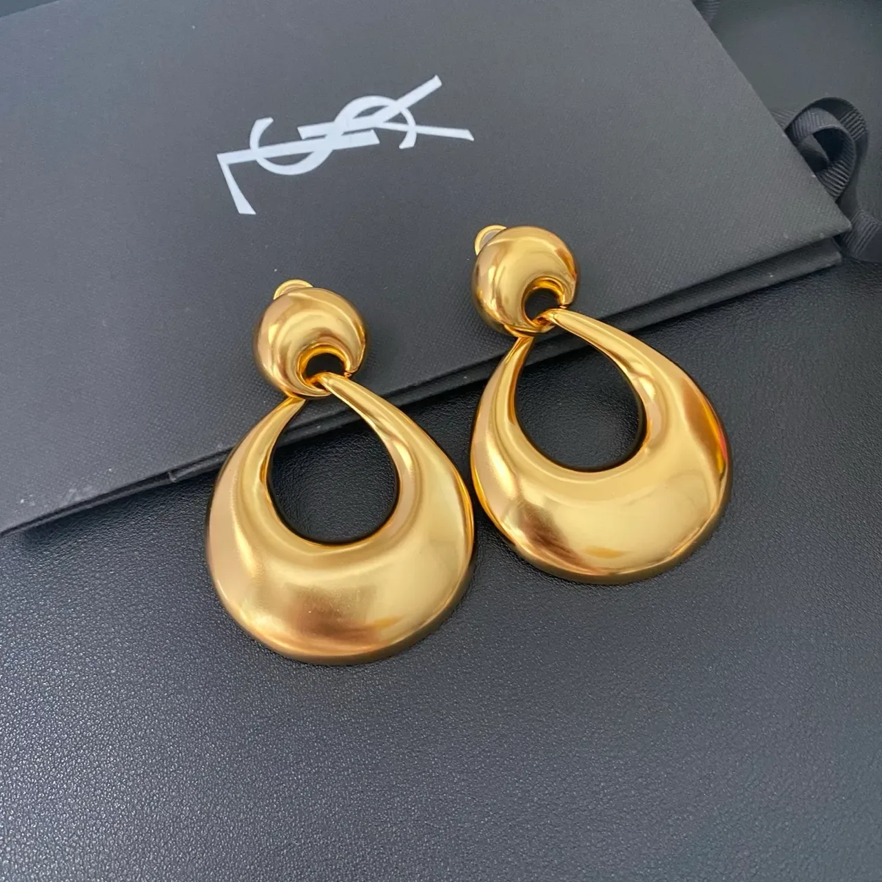Saint Laurent Boucles d'oreilles créoles dorées sculpturales en forme de larme 6