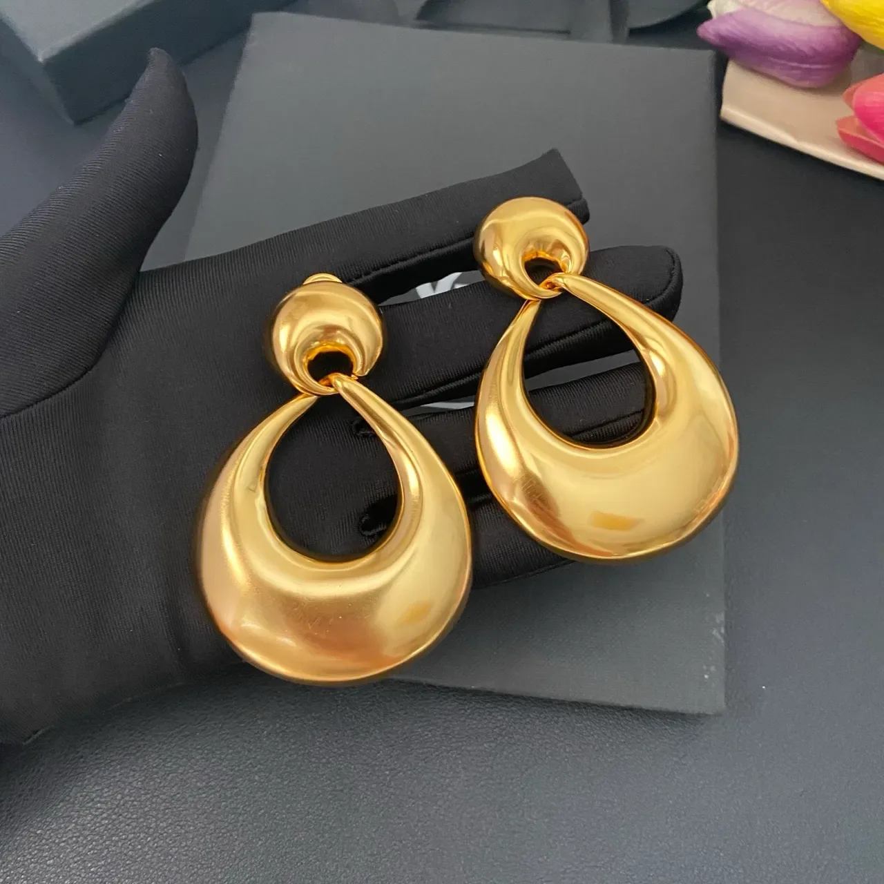 Saint Laurent Boucles d'oreilles créoles dorées sculpturales en forme de larme 7
