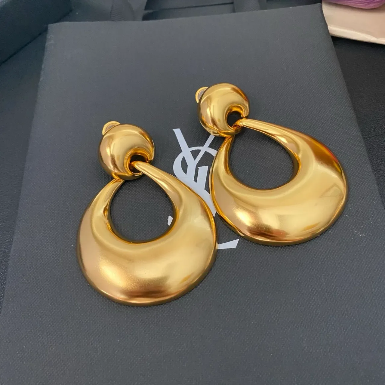 Saint Laurent Boucles d'oreilles créoles dorées sculpturales en forme de larme 8