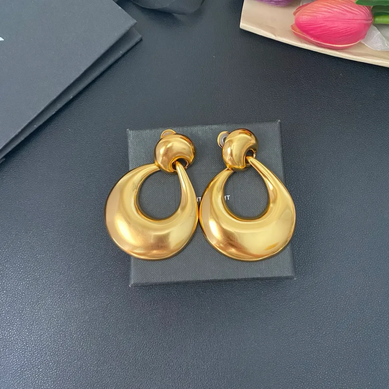 Saint Laurent Boucles d'oreilles créoles dorées sculpturales en forme de larme 9