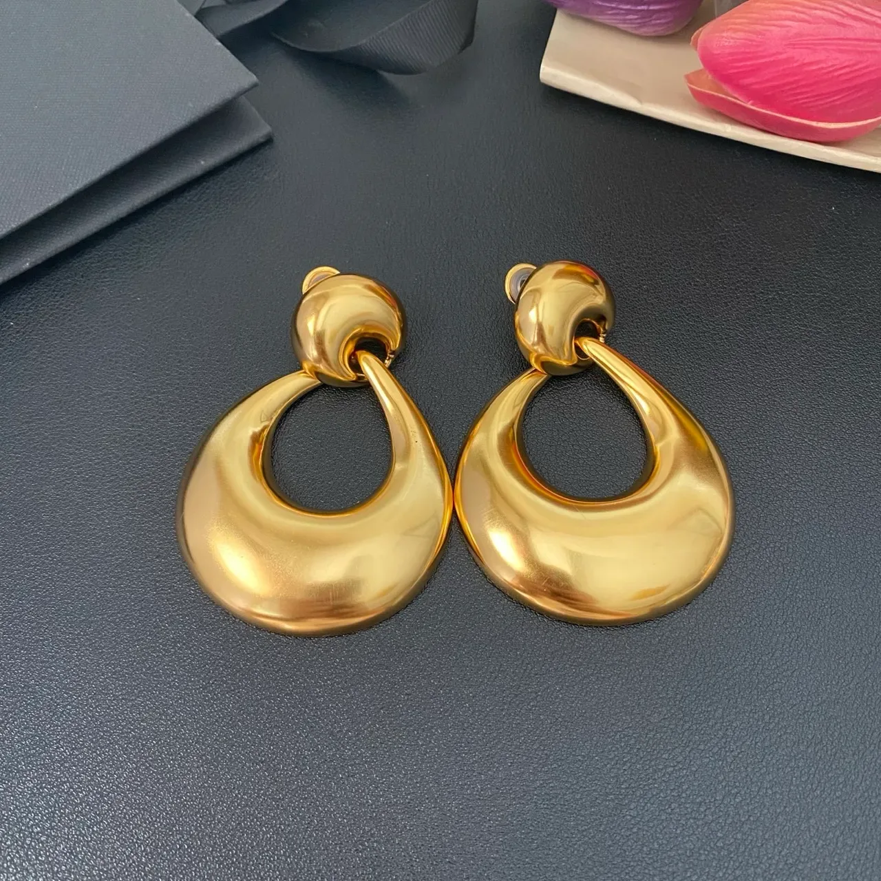 Saint Laurent Boucles d'oreilles créoles dorées sculpturales en forme de larme 10