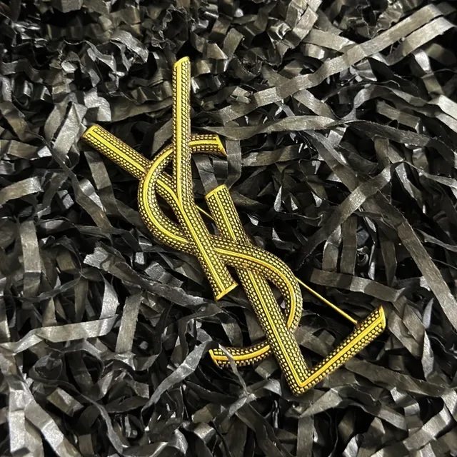 Broche Saint Laurent Monogram dorée noire métal texturé 2