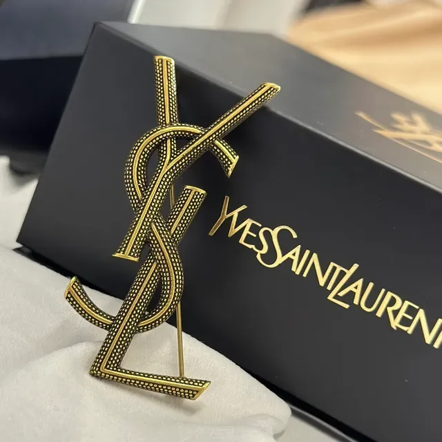 Broche Saint Laurent Monogram dorée noire métal texturé 3