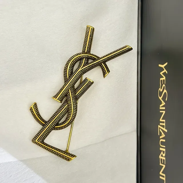 Broche Saint Laurent Monogram dorée noire métal texturé 4