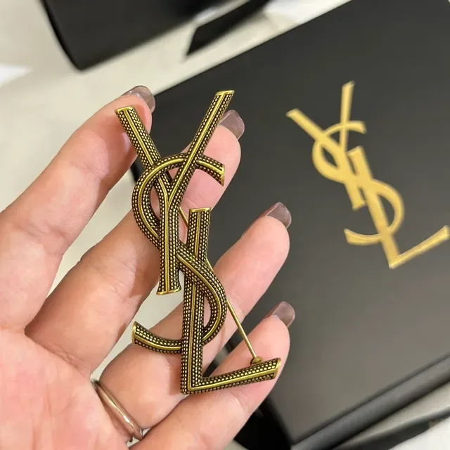 Broche Saint Laurent Monogram dorée noire métal texturé 5