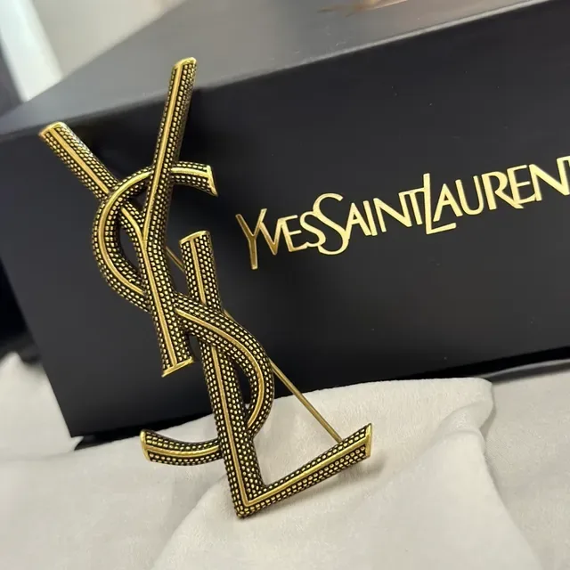 Broche Saint Laurent Monogram dorée noire métal texturé 6