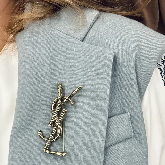 Broche Saint Laurent Monogram dorée noire métal texturé 7