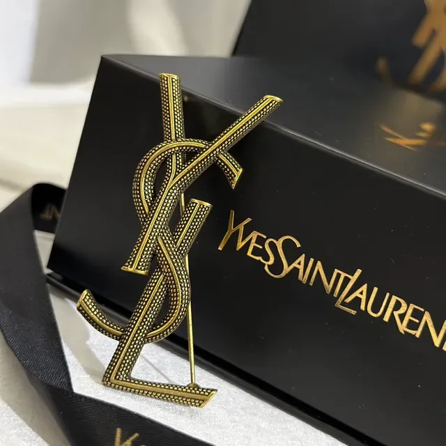 Broche Saint Laurent Monogram dorée noire métal texturé 8