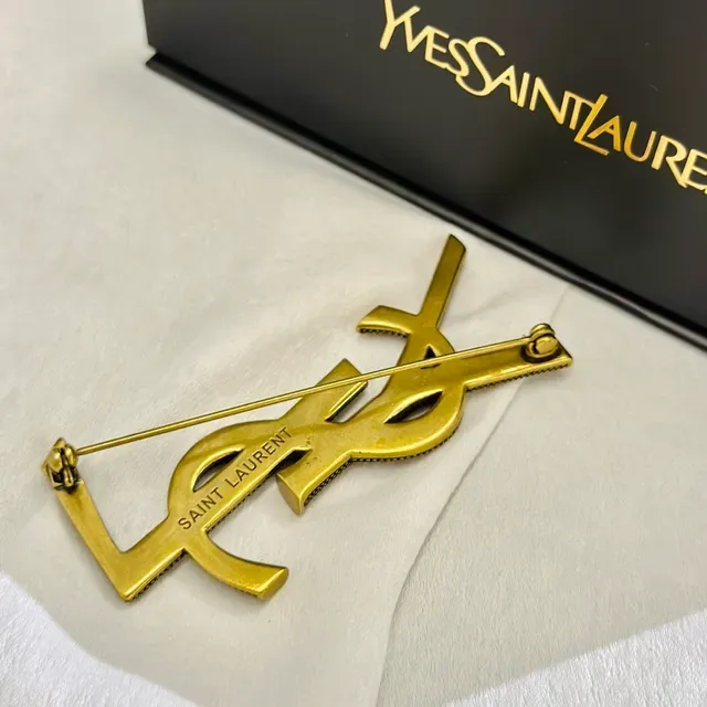 Broche Saint Laurent Monogram dorée noire métal texturé 9