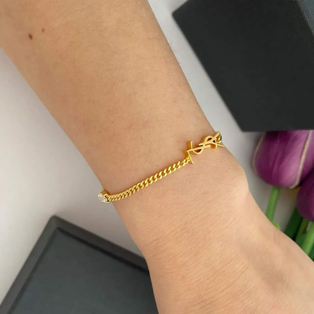 سوارة سلسلة Saint Laurent Monogram فضي ذهبي كارم 2