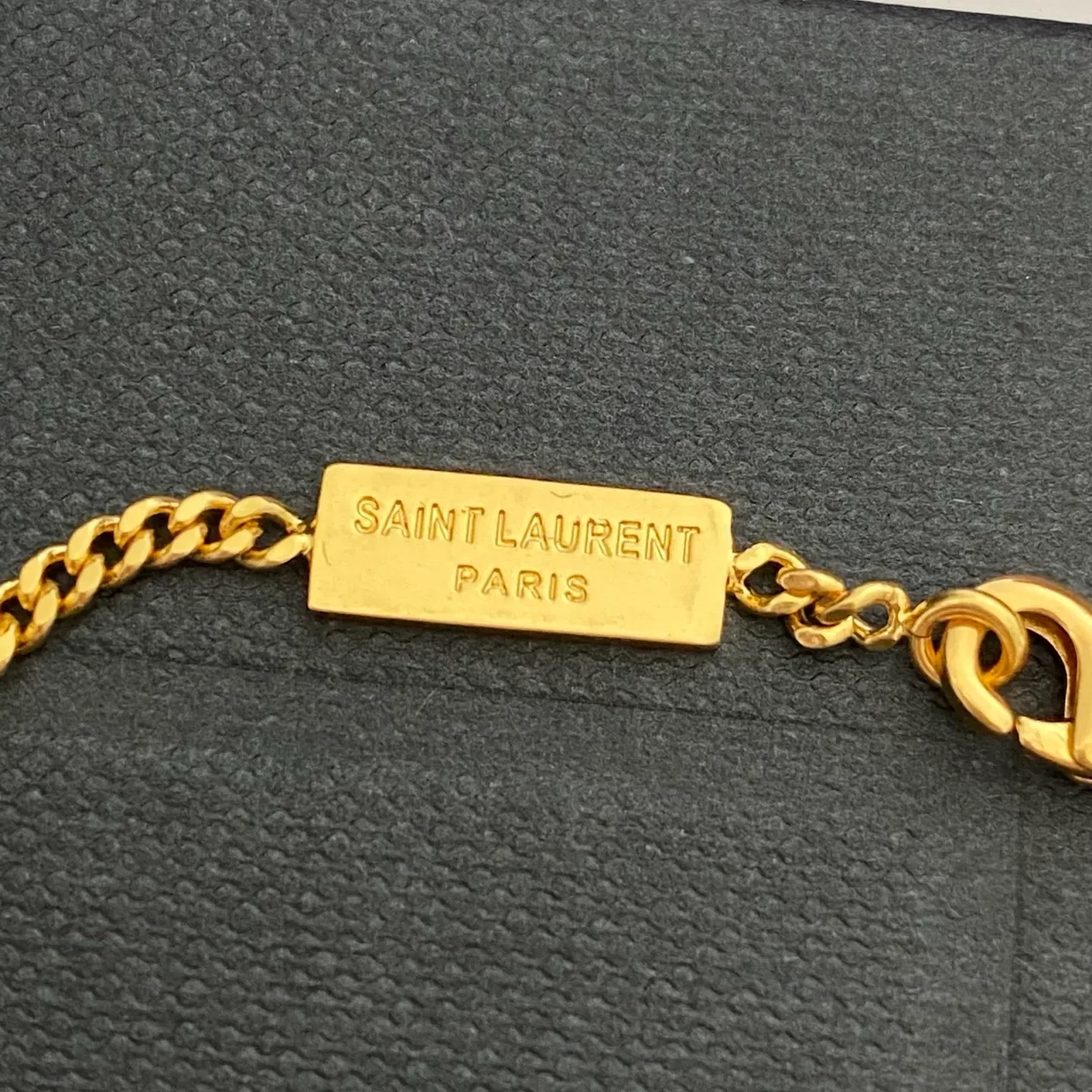 سوارة سلسلة Saint Laurent Monogram فضي ذهبي كارم 6