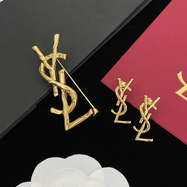 أقراط دبوس Saint Laurent Monogram Twisted Bar Gold-Tone 2