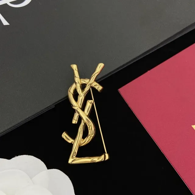 أقراط دبوس Saint Laurent Monogram Twisted Bar Gold-Tone 3