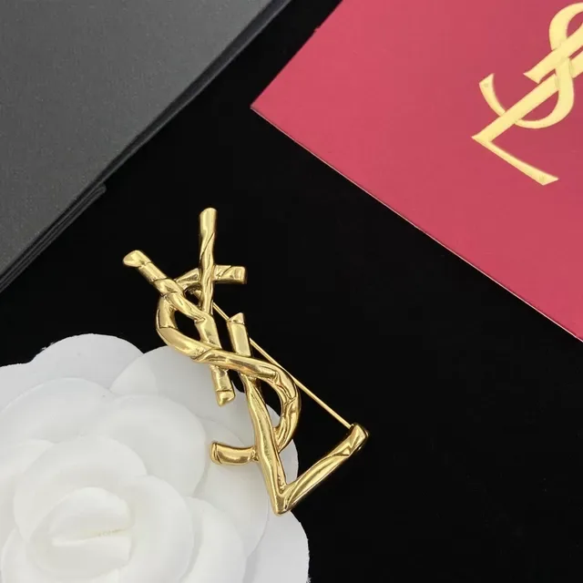 أقراط دبوس Saint Laurent Monogram Twisted Bar Gold-Tone 4