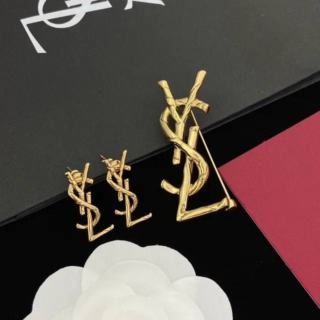 أقراط دبوس Saint Laurent Monogram Twisted Bar Gold-Tone 5