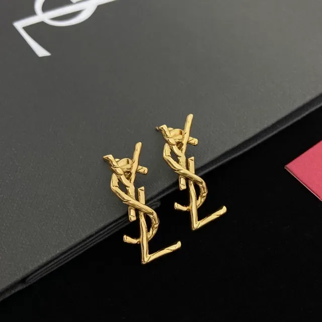 أقراط دبوس Saint Laurent Monogram Twisted Bar Gold-Tone 6