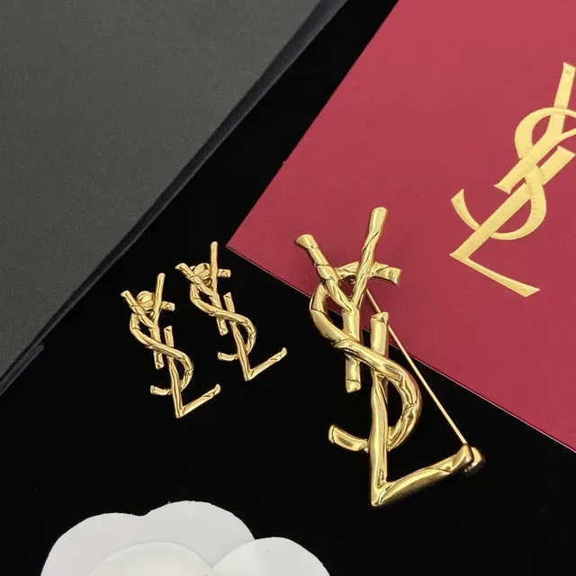 أقراط دبوس Saint Laurent Monogram Twisted Bar Gold-Tone 7
