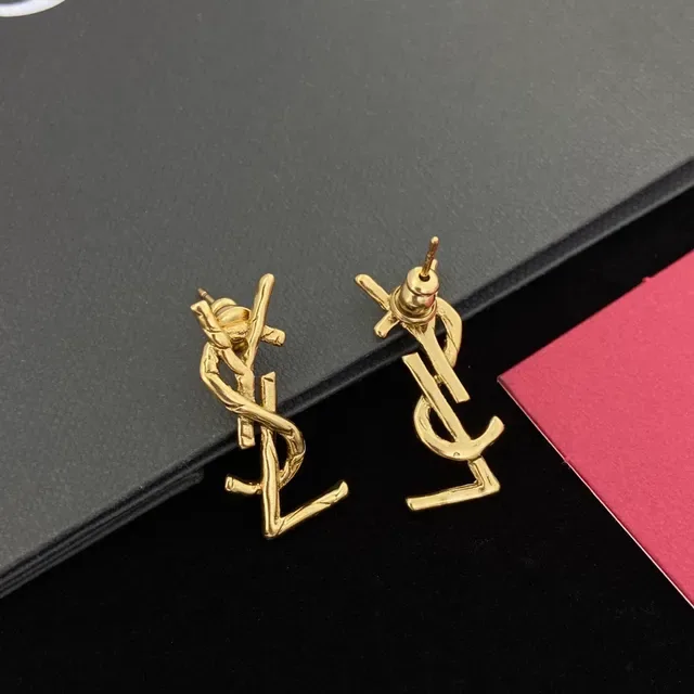 أقراط دبوس Saint Laurent Monogram Twisted Bar Gold-Tone 8