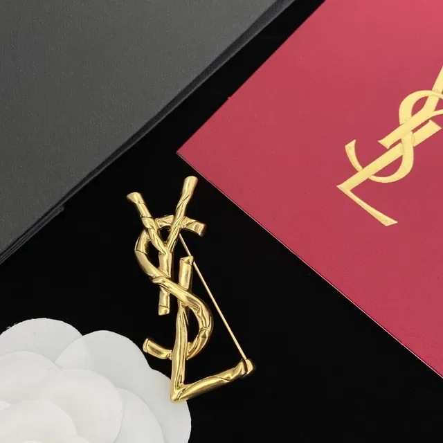 أقراط دبوس Saint Laurent Monogram Twisted Bar Gold-Tone 9