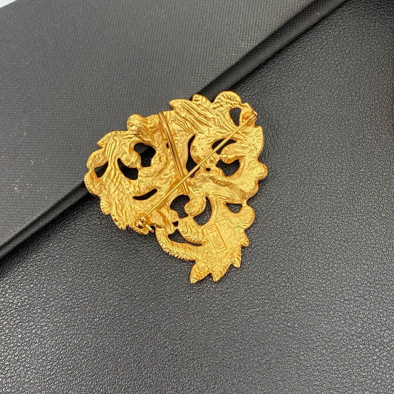 Broche Saint Laurent Filigrana Ornada Pérola Tom Dourado 2