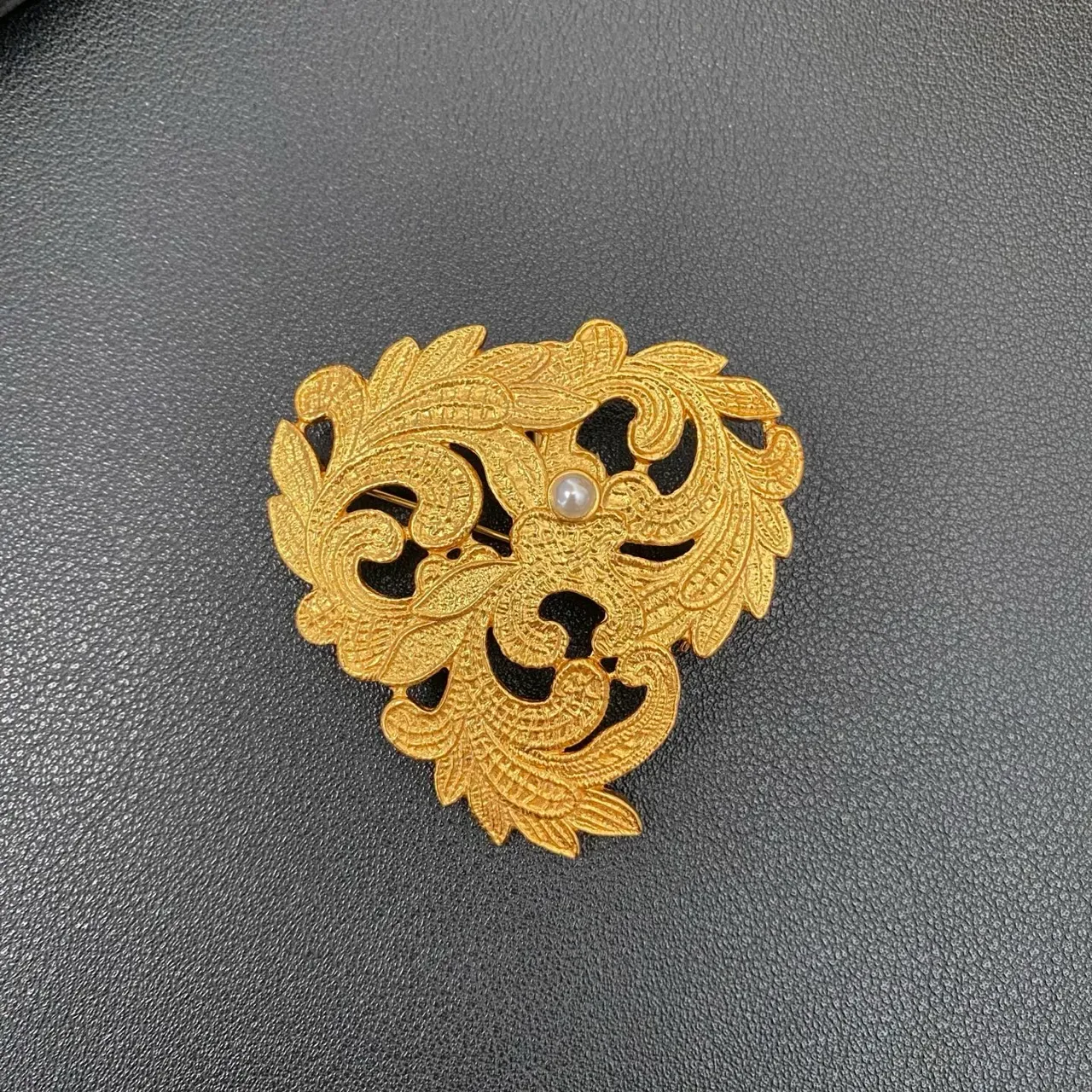 Broche Saint Laurent Filigrana Ornada Pérola Tom Dourado 3