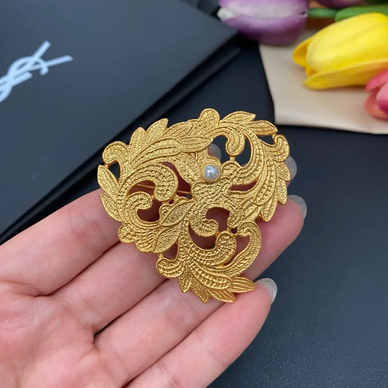Broche Saint Laurent Filigrana Ornada Pérola Tom Dourado 4