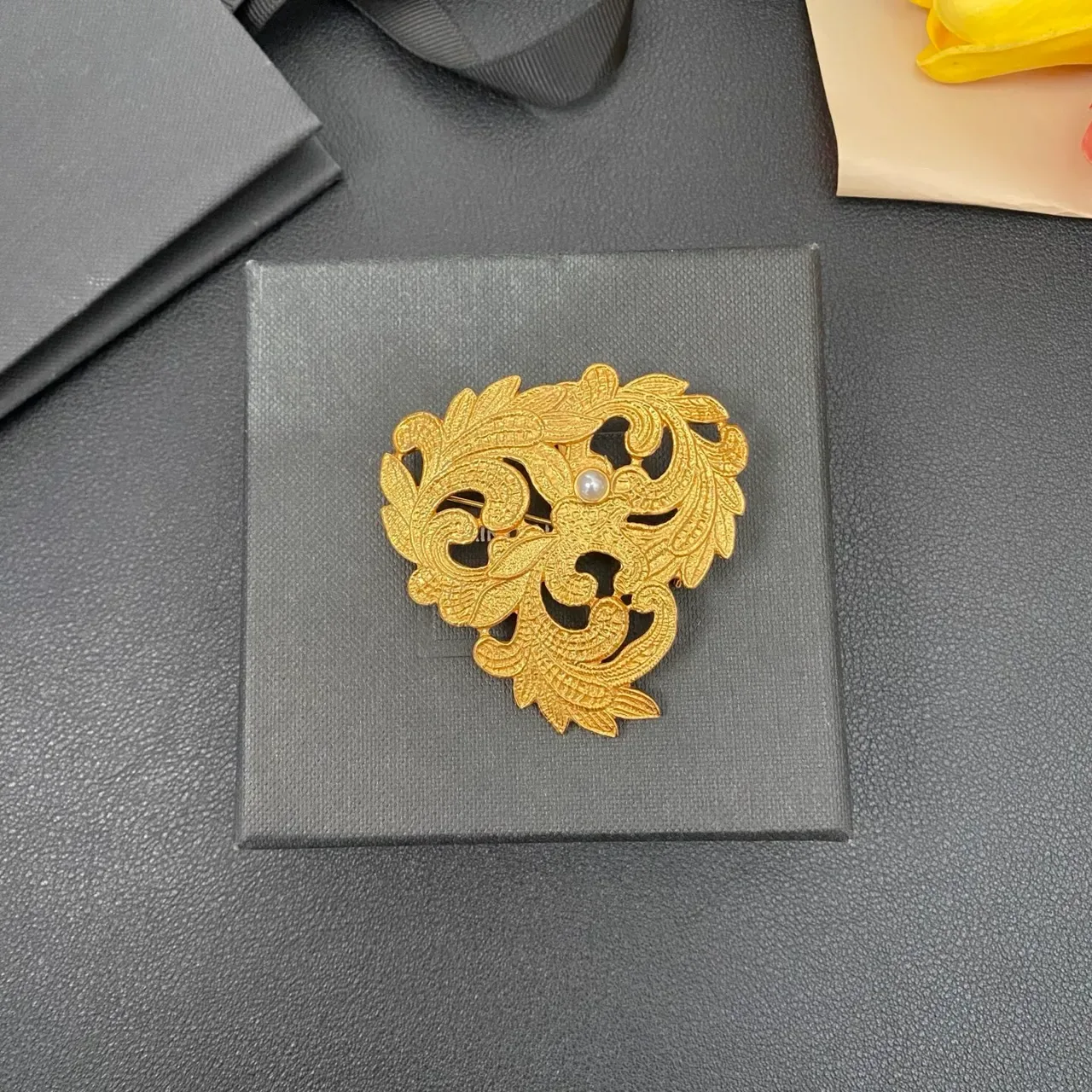 Broche Saint Laurent Filigrana Ornada Pérola Tom Dourado 6
