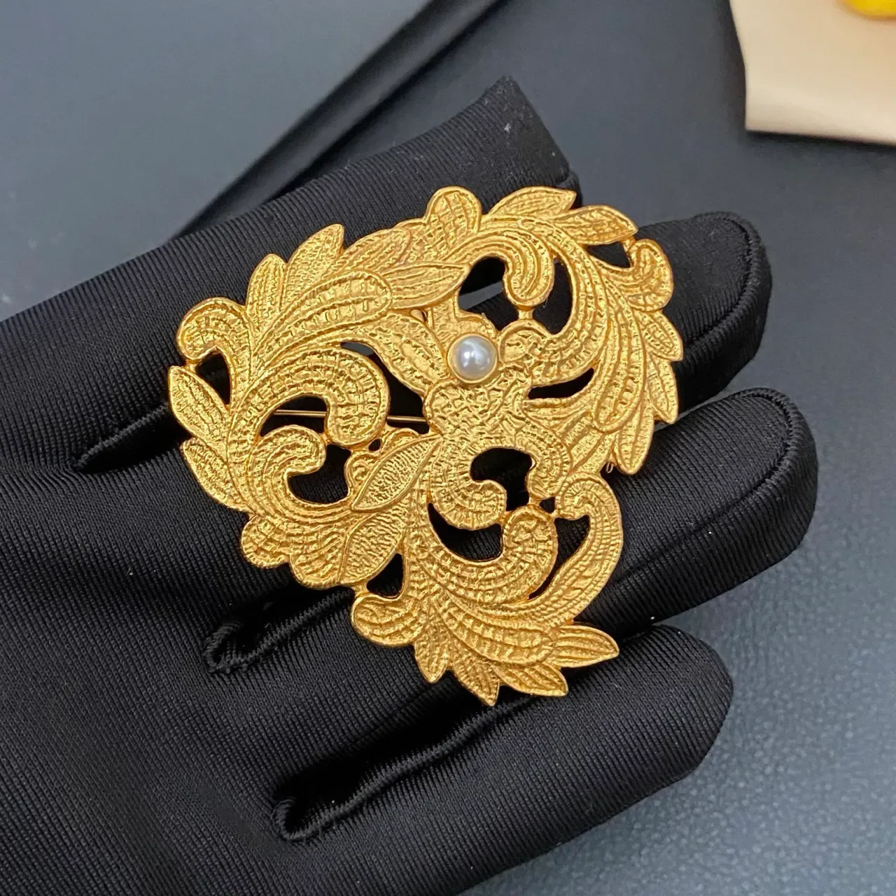 Broche Saint Laurent Filigrana Ornada Pérola Tom Dourado 7